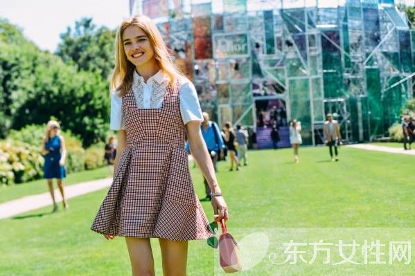 時(shí)髦大咖巴黎時(shí)裝周街拍秀 不僅顏值高還很會(huì)穿