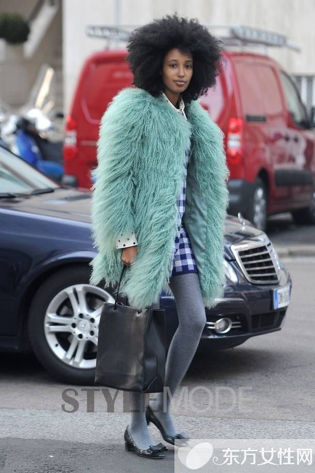 潮人街拍示范洋氣皮草穿搭 這樣穿才不顯土