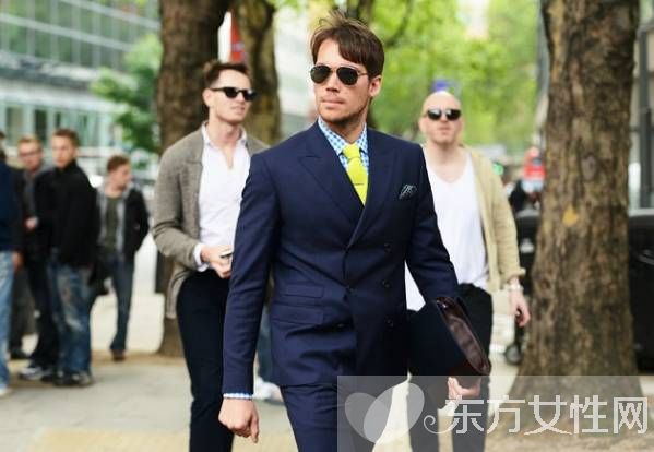倫敦春夏時裝周場外街拍 英倫風(fēng)西裝很是吸睛帥氣