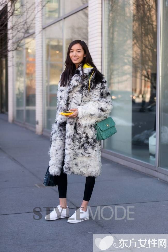 潮人街拍示范洋氣皮草穿搭 這樣穿才不顯土