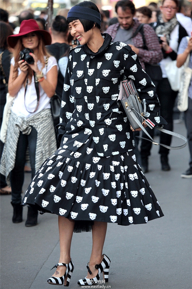 韓國(guó)諧星金娜英街拍時(shí)尚感十足