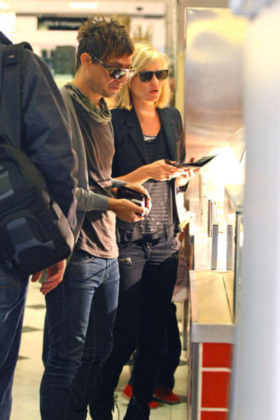 Kate Moss夫婦7月街拍 穿衣風格相互呼應