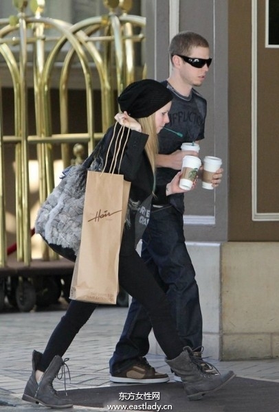 歐美街頭明星們混搭出行彰顯個(gè)性生活
