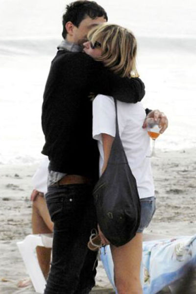 Kate Moss夫婦7月街拍 穿衣風格相互呼應