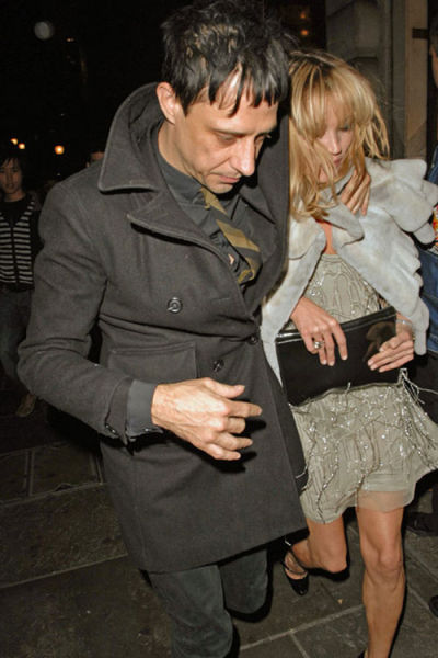 Kate Moss夫婦7月街拍 穿衣風(fēng)格相互呼應(yīng)