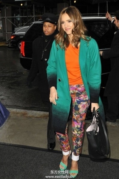 歐美街頭明星們混搭出行彰顯個(gè)性生活