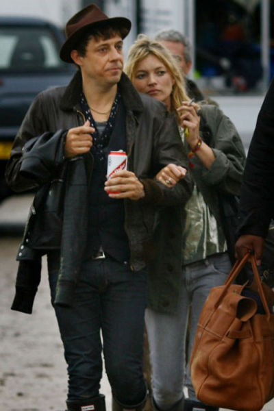 Kate Moss夫婦7月街拍 穿衣風(fēng)格相互呼應(yīng)