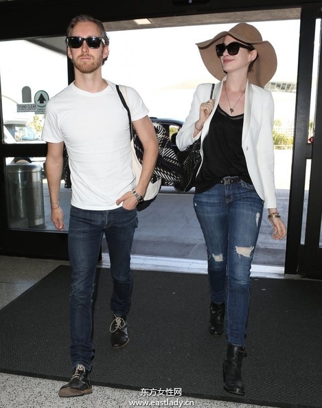 明星穿破洞牛仔褲別有韻味