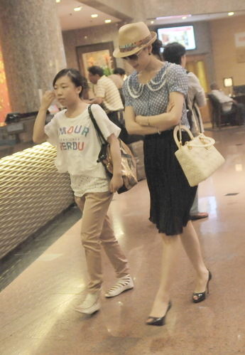 國內(nèi)女星街拍各領(lǐng)風(fēng)騷