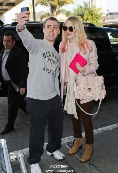 歐美街頭明星們混搭出行彰顯個(gè)性生活