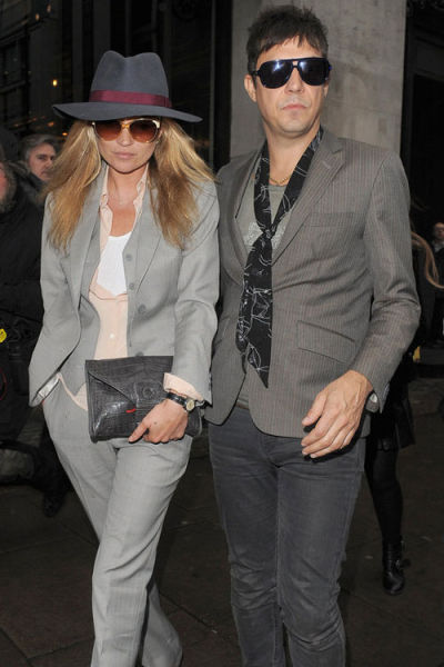 Kate Moss夫婦7月街拍 穿衣風(fēng)格相互呼應(yīng)