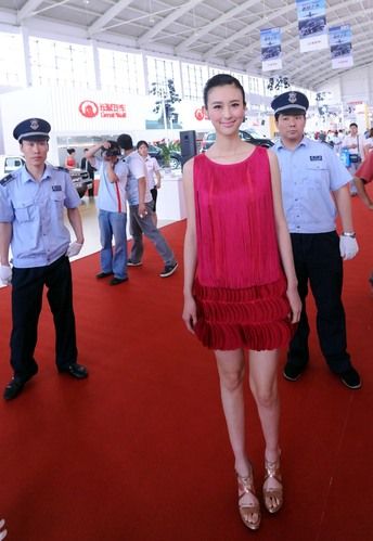 國內(nèi)女星街拍各領(lǐng)風(fēng)騷