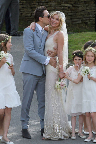 Kate Moss夫婦7月街拍 穿衣風(fēng)格相互呼應(yīng)