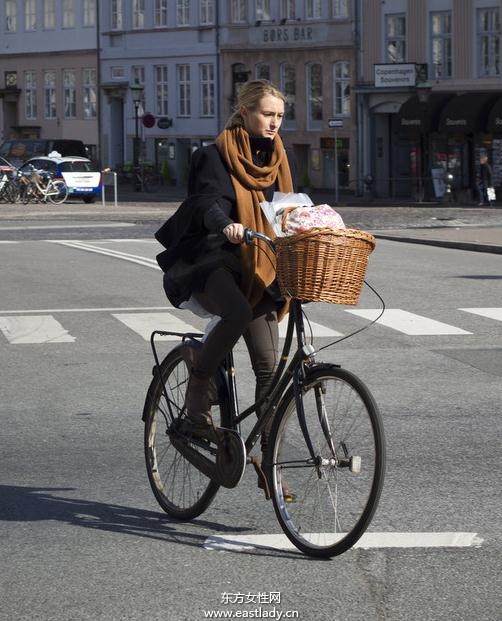 歐美街頭達人自行車出行演繹綠色環(huán)保