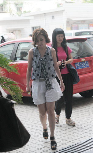 國內(nèi)女星街拍各領(lǐng)風(fēng)騷