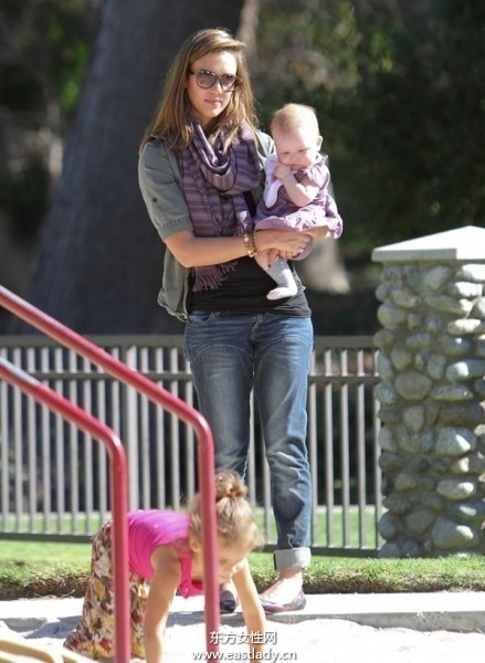 歐美街頭明星們混搭出行彰顯個(gè)性生活