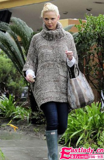 一件簡(jiǎn)單灰毛衣 看明星搭出百變美麗