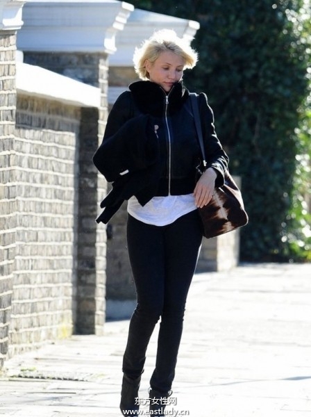 歐美街頭明星們混搭出行彰顯個(gè)性生活