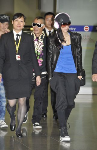 國內(nèi)女星街拍各領(lǐng)風(fēng)騷