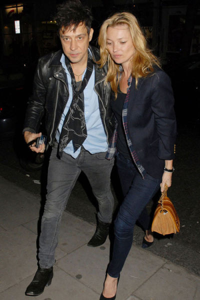 Kate Moss夫婦7月街拍 穿衣風(fēng)格相互呼應(yīng)