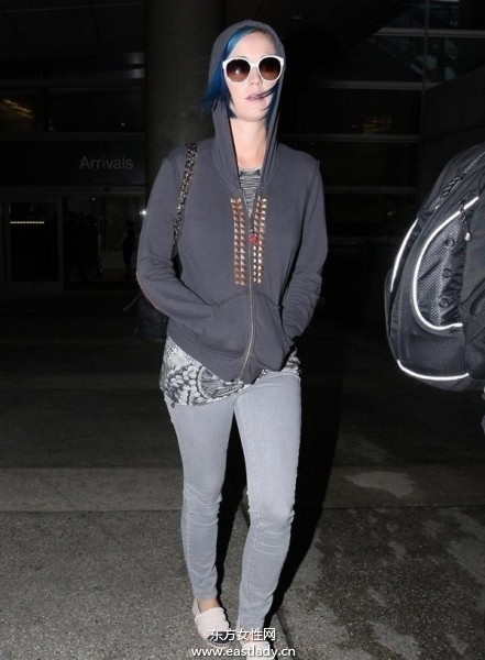 歐美街頭明星們混搭出行彰顯個(gè)性生活