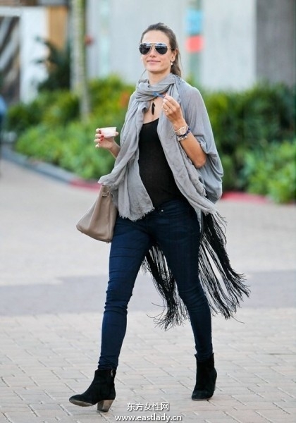 歐美街頭明星們混搭出行彰顯個(gè)性生活