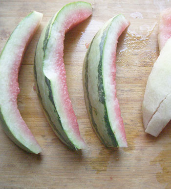 小兒夏季長(zhǎng)痱子怎么辦 九種治小兒痱子的方法