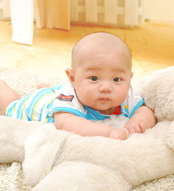 夏季寶寶抹爽身粉需注意 不要抹到女寶大腿內(nèi)側(cè)