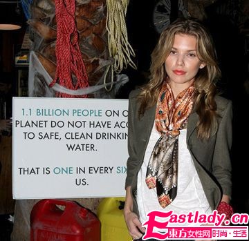 女星圍巾百變秀 百變風(fēng)情在頸上