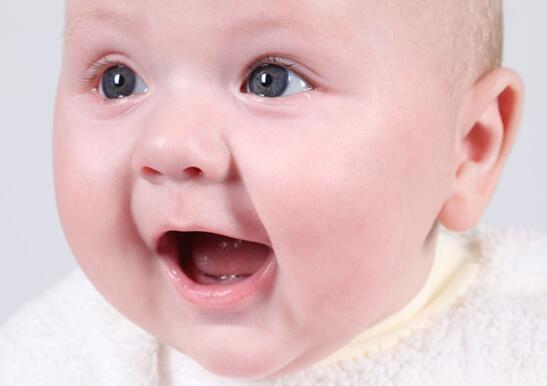 寶寶長牙的癥狀會(huì)有哪些呢 長牙時(shí)期該注意什么