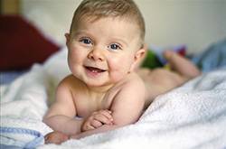 在家給嬰兒理發(fā)的四大步驟需做好 寶寶理發(fā)常識(shí)要知道