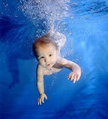 嬰兒學(xué)游泳好不好  嬰兒學(xué)游泳的好處