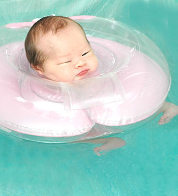 嬰兒學(xué)游泳好不好  嬰兒學(xué)游泳的好處