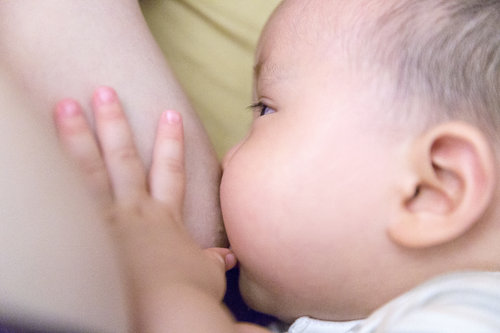 母乳喂養(yǎng)多久最好 寶寶如何斷母乳