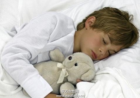 天冷寶寶晚上睡覺不踏實(shí)踢被子怎么辦