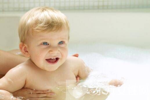 洗澡時(shí)的6種游戲有助于寶寶智力開發(fā)