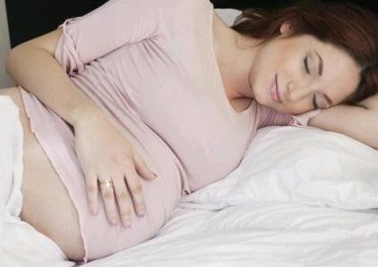 孕婦睡姿關(guān)系胎兒發(fā)育 快來學習孕婦的正確睡姿