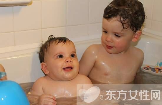 洗澡時(shí)的6種游戲有助于寶寶智力開發(fā)