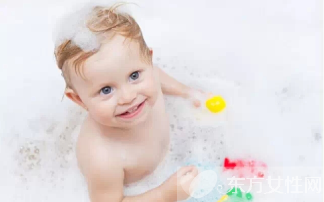 洗澡時(shí)的6種游戲有助于寶寶智力開發(fā)