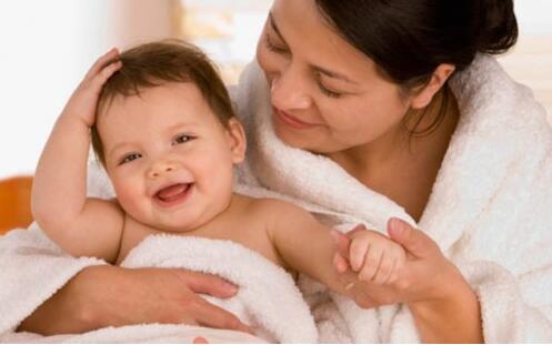 寶寶頭發(fā)稀少怎么辦 如何改善寶寶頭發(fā)稀少