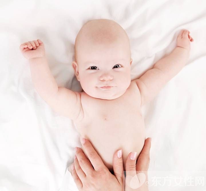 寶寶吃奶打嗝怎么辦 寶寶為什么老打嗝呢