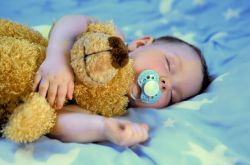 嬰兒用安撫奶嘴好嗎 揭密安撫奶嘴的優(yōu)缺點(diǎn)