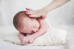 嬰兒什么時(shí)候用枕頭 專(zhuān)家稱(chēng)沒(méi)必要馬上給枕頭