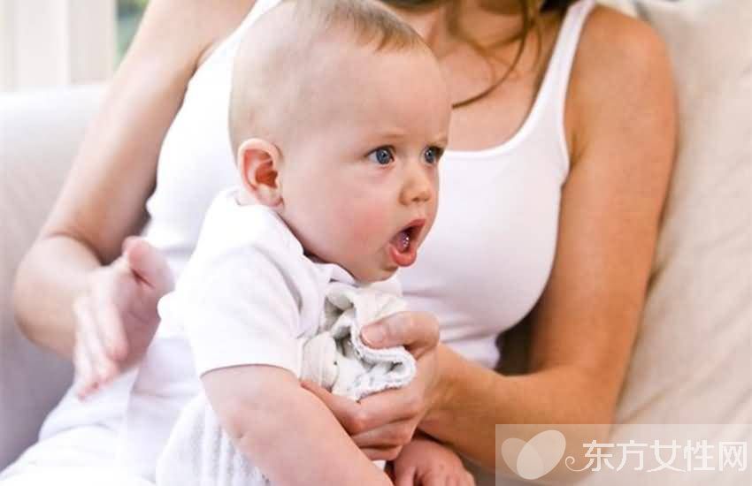 寶寶吃奶打嗝怎么辦 寶寶為什么老打嗝呢