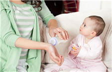 沖奶粉的水溫多少合適 專(zhuān)家建議40—60攝氏度為宜