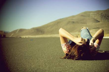 女性蹺二郎腿需注意 易引發(fā)痛經(jīng)加重