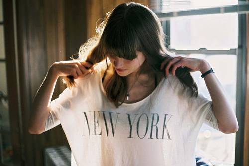 女性蹺二郎腿需注意 易引發(fā)痛經(jīng)加重