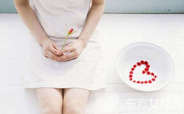 月經(jīng)有血塊是怎么回事 經(jīng)期有血塊居然會(huì)造成不孕