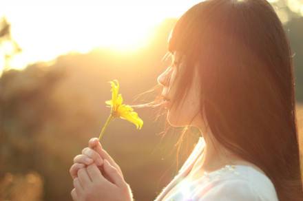 女性蹺二郎腿需注意 易引發(fā)痛經(jīng)加重