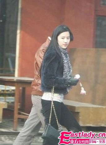 Miu Miu 2011系列手袋單搭肩挎背造型低調(diào)隨意